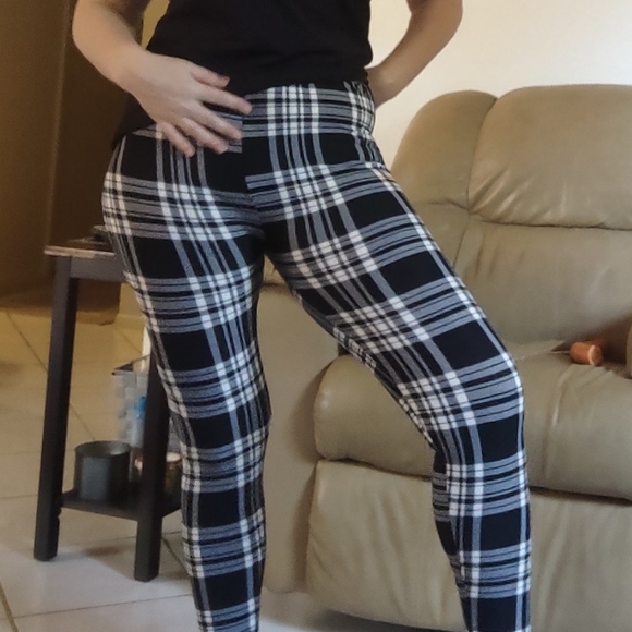 New Plaid Leggings 13-14 however tag says Large Soft, Stylish compress to - Picture 13 of 14